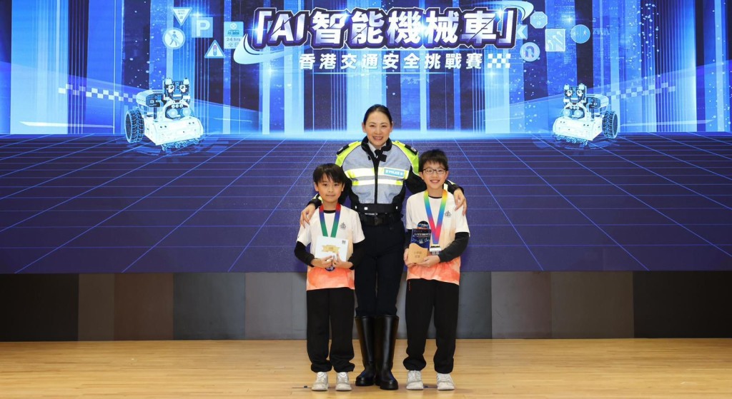 東九龍總區指揮官謝翠恩頒發小學組冠軍獎項予港澳信義會明道小學的得獎隊伍,表揚他們的出色表現。 東九龍總區指揮官謝翠恩頒發小學組冠軍獎項予港澳信義會明道小學的得獎隊伍,表揚他們的出色表現。