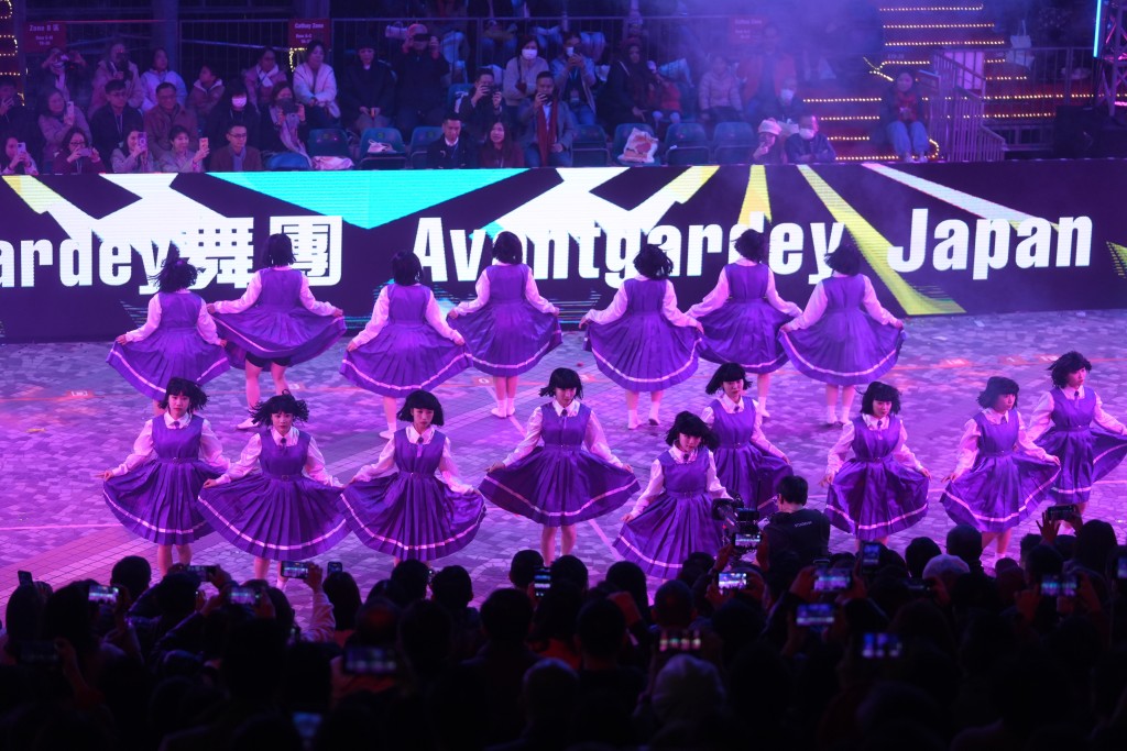 日本当红女子舞团Avantgardey在初一花车汇演亮相，表演YOASOBI大热歌曲《IDOL》。
