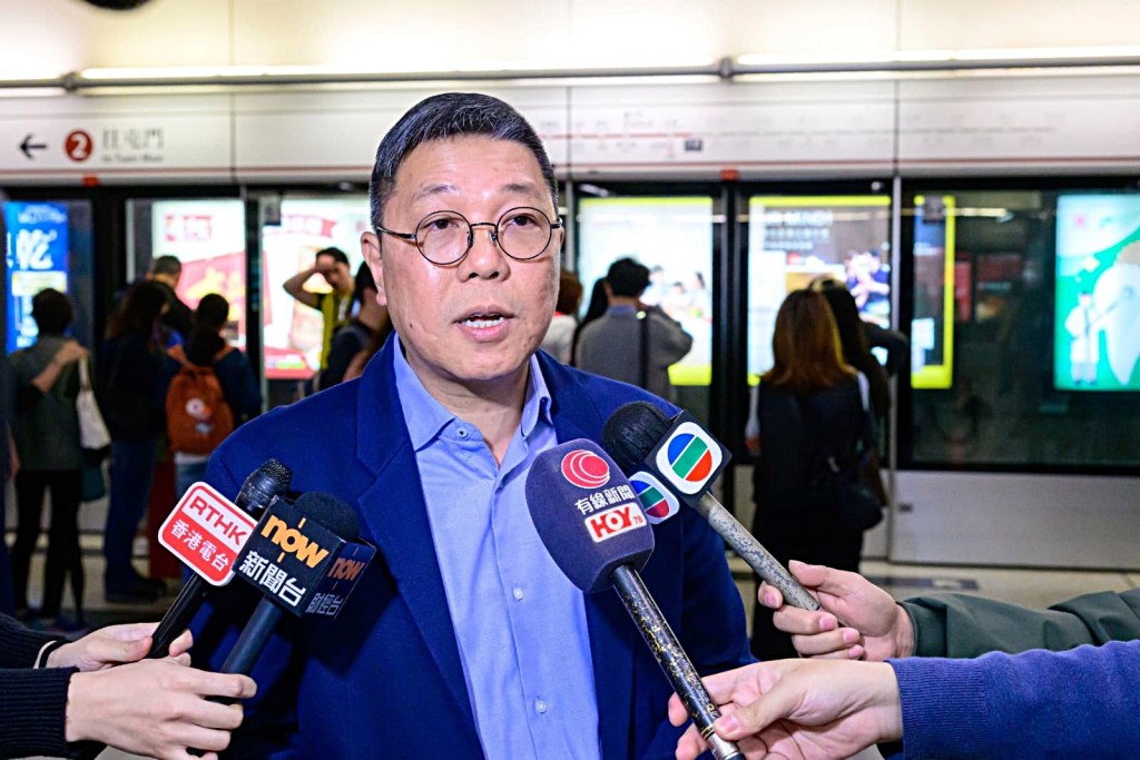 港鐵公司營運主管-屯馬綫,輕鐵及港鐵巴士陳志雄先生向傳媒講解今早紅磡站特別服務安排大致暢順。 港鐵公司營運主管-屯馬綫,輕鐵及港鐵巴士陳志雄先生向傳媒講解今早紅磡站特別服務安排大致暢順。