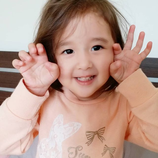 晴晴Alexandra自少已長得非常可愛。（圖片來源：IG@dellapietraalexandra）