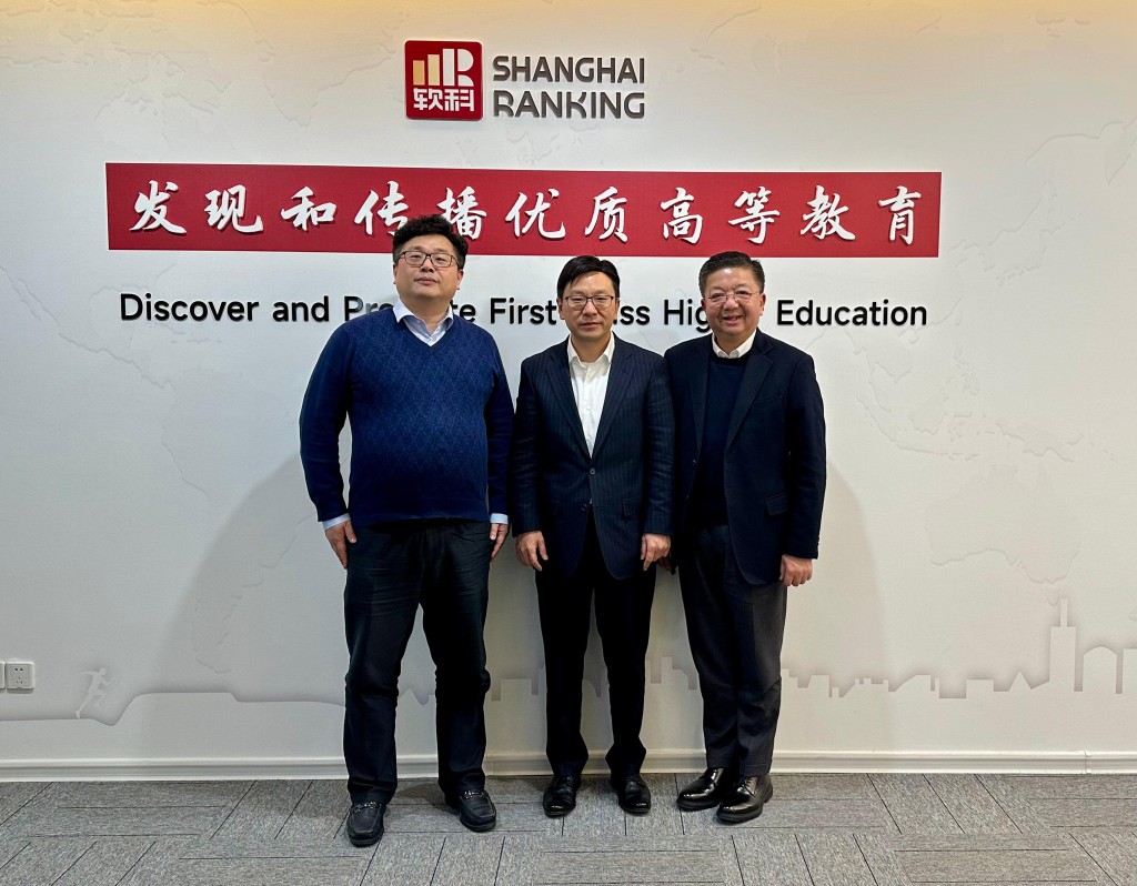 孫玉菡在劉鎮漢（右）陪同下，到訪上海軟科教育信息諮詢有限公司，並與創始人程瑩（左）會面。