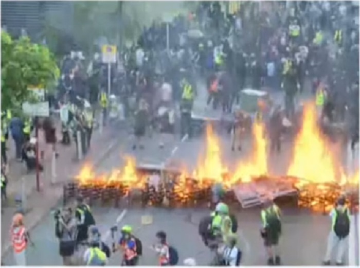 示威者利用干草纵火。有线新闻截图