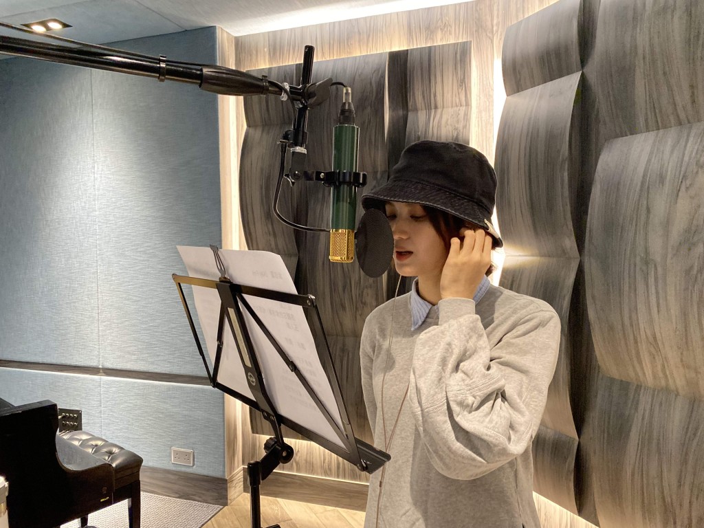 黄妍小时曾参与朗诵活动，对今次录音很有帮助。
