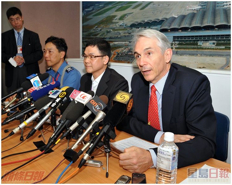 當時的國泰航空總裁湯彥麟、民航處長羅崇文及機場消防隊指揮官李亮明,講述客機急降經過。資料圖片