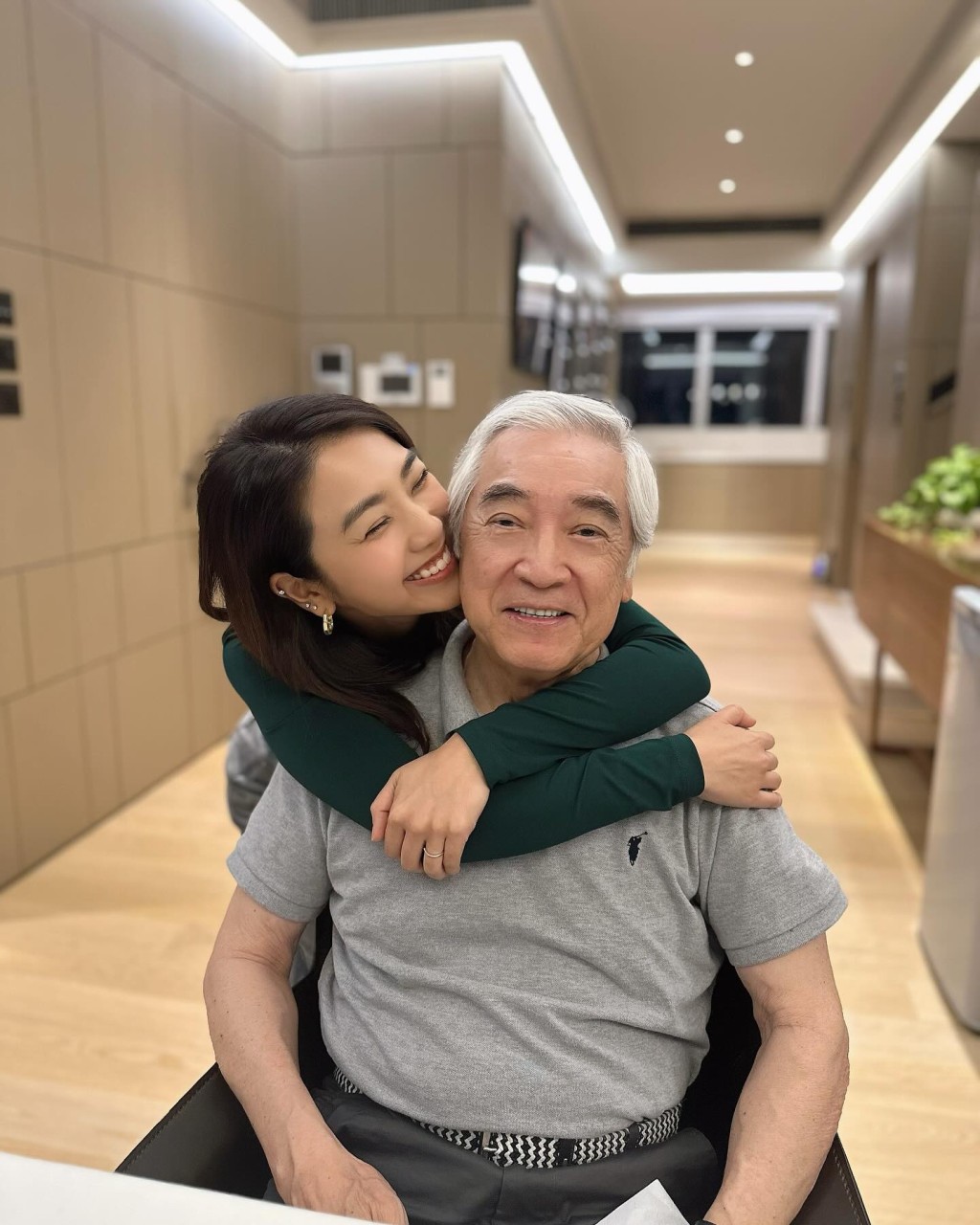 姜麗文與爸爸秦沛感情好好。