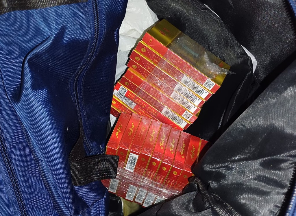 過往代購免稅煙的不法之徒在口岸免稅店購買一至兩條香煙,繼而在深圳拆去長條包裝,再用膠紙捆綁每10包香煙,以減少體積,方便收藏於行李或衣服內蒙混過關返港。 過往代購免稅煙的不法之徒在口岸免稅店購買一至兩條香煙,繼而在深圳拆去長條包裝,再用膠紙捆綁每10包香煙,以減少體積,方便收藏於行李或衣服內蒙混過關返港。