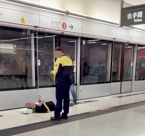港鐵表示,當時一名男乘客在屯馬綫紅磡 站月台跌倒,職員協助召喚救護車,並一 直陪同。等候期間,車站職員按照救護指 示不要移動該名乘客。事件很快處理好, 列車服務沒受影響。Threads截圖 港鐵表示,當時一名男乘客在屯馬綫紅磡 站月台跌倒,職員協助召喚救護車,並一 直陪同。等候期間,車站職員按照救護指 示不要移動該名乘客。事件很快處理好, 列車服務沒受影響。Threads截圖