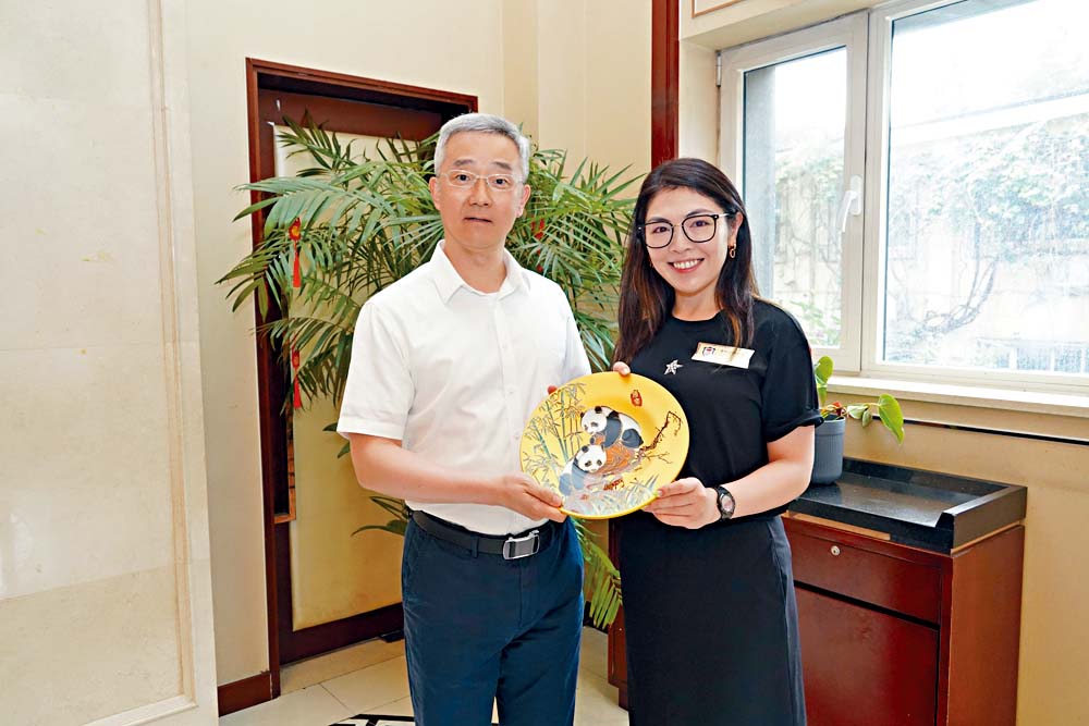 國家民政部副部長胡海峰(左)接見一眾保良局代表,並致送紀念品予保良局主席李何芷韻太平紳士(右)。 國家民政部副部長胡海峰(左)接見一眾保良局代表,並致送紀念品予保良局主席李何芷韻太平紳士(右)。