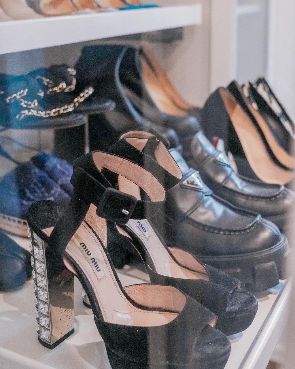 下層擺放Chanel、Prada、Miu Miu等高踭鞋及皮鞋。