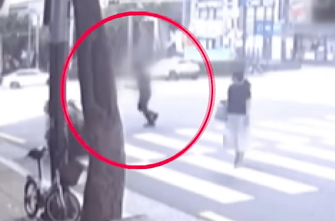 韓媒報道,一名20多歲青年借錢重倉半導體巨頭SK海力士,疑因爆倉懷恨在心,日前於釜山持刀刺重傷一名推薦該股的財經網紅。 韓媒報道,一名20多歲青年借錢重倉半導體巨頭SK海力士,疑因爆倉懷恨在心,日前於釜山持刀刺重傷一名推薦該股的財經網紅。