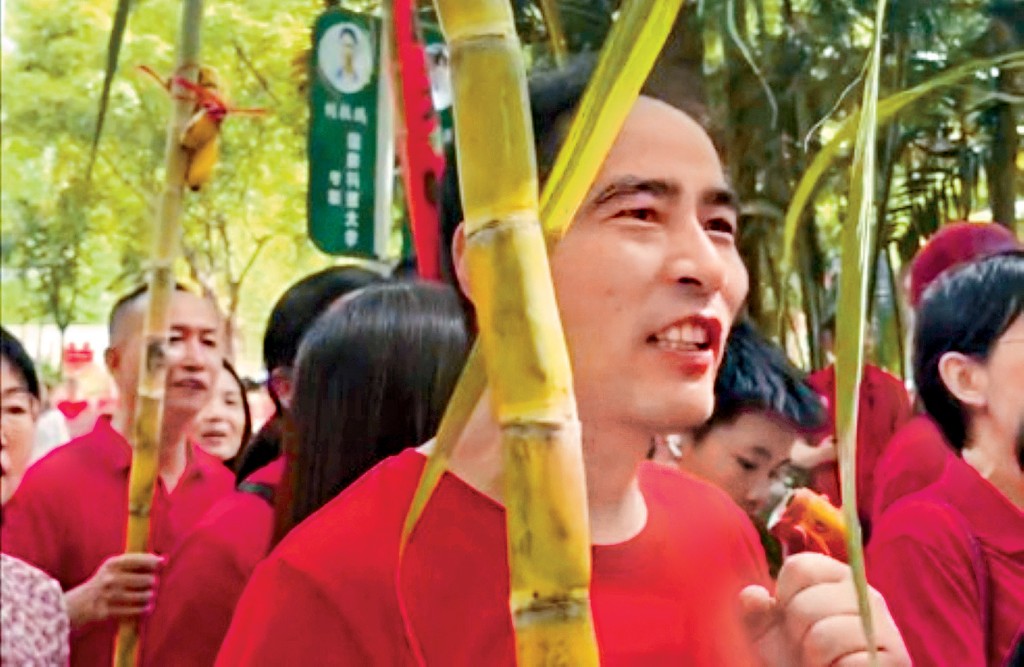 廣州家長手持甘蔗為考生加油。
