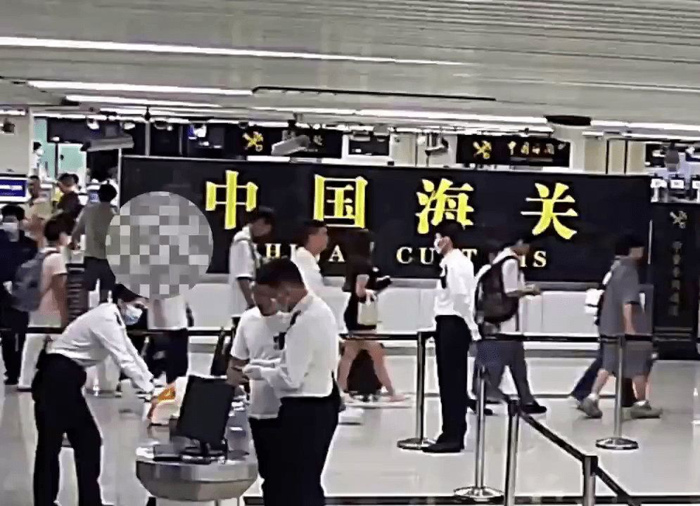 男性旅客羅湖口岸被截查。 男性旅客羅湖口岸被截查。