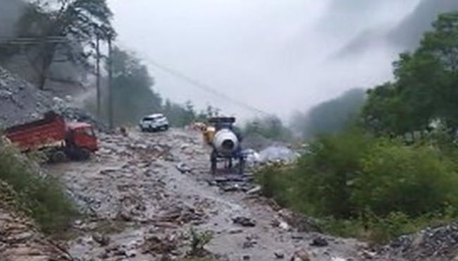 汶川发山洪泥石流灾害，当地救援人员进行紧急搜救。网上图片  ​