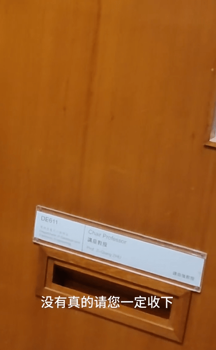 送禮的男子再三要求收下禮物。Threads影片截圖