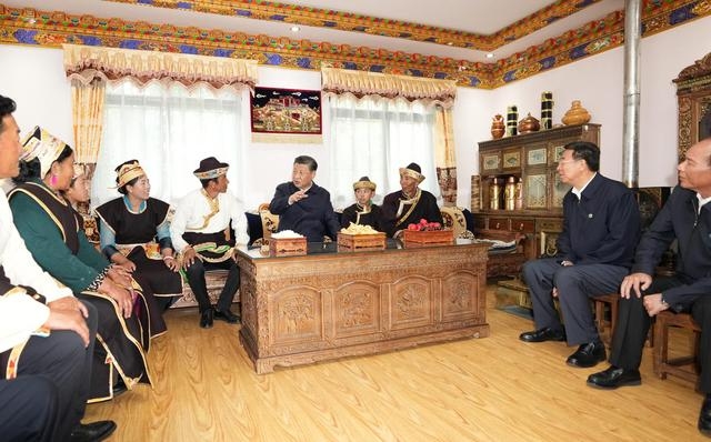習近平在西藏林芝考察調研。新華社圖片