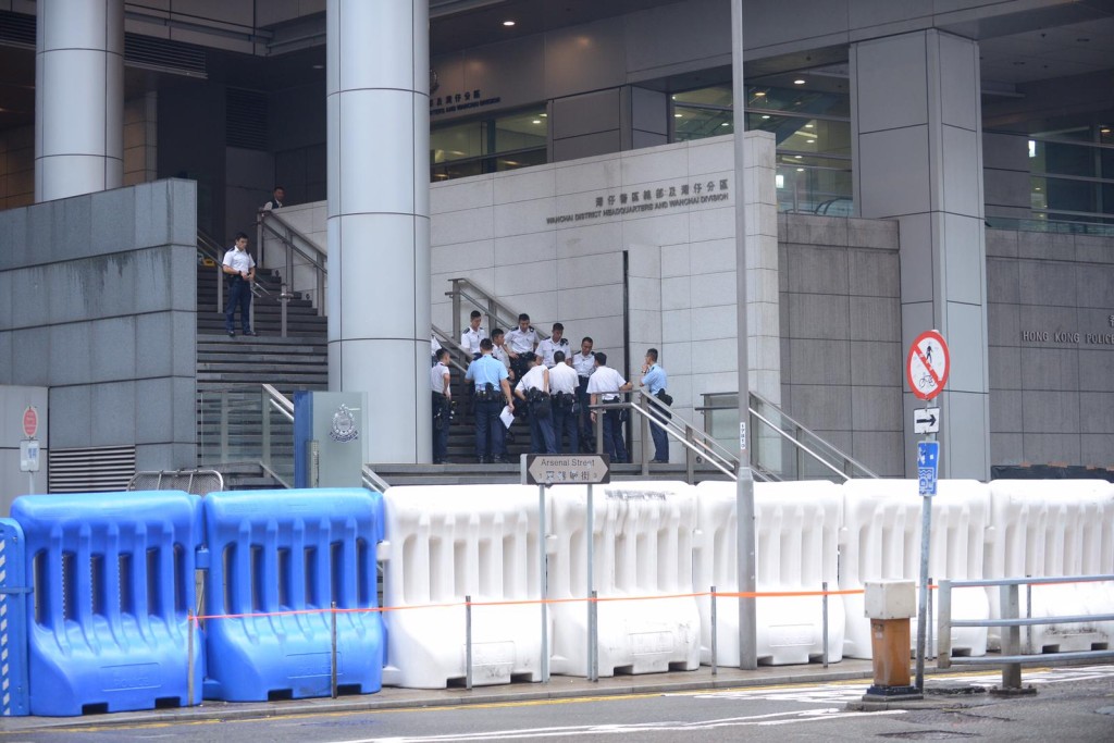 政府總部外及警察總部外已經擺設大型水馬防範衝擊。