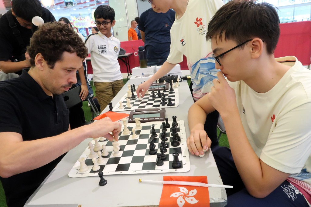 國際象棋代表即場接受公眾挑戰切磋。 陸永鴻攝