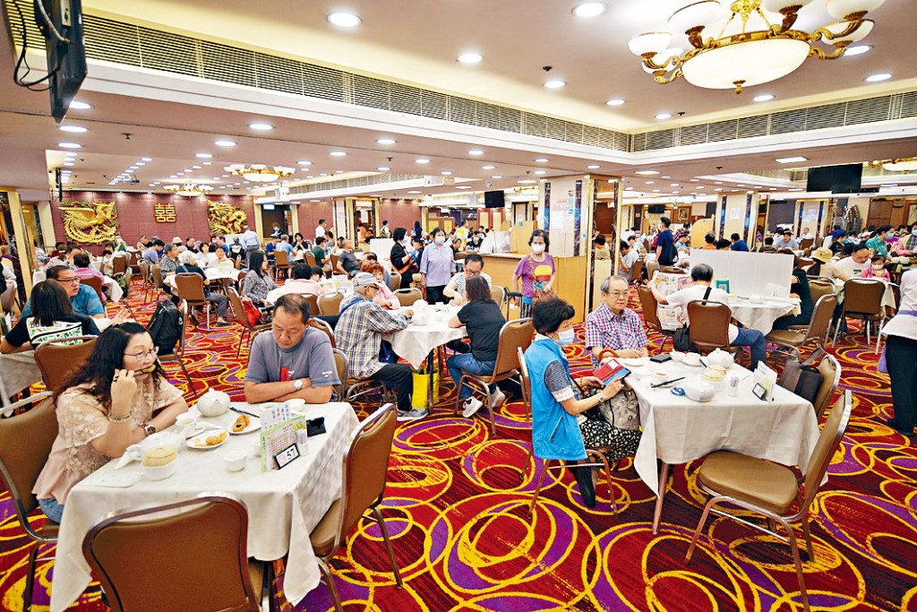 ■餐飲聯業協會指出大多食肆仍然維持四人一枱營運模式。