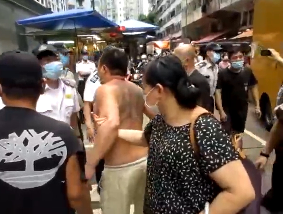 有女子意圖拉走赤膊男但不成功。網上片段截圖
