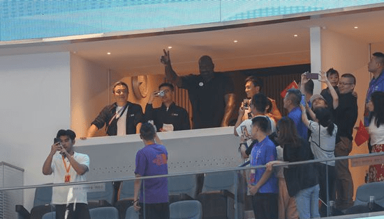 NBA传奇巨星奥尼尔现身杭州奥体中心体育馆，和现场观众示意。