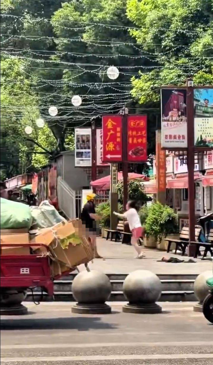 湖南有男騎手與大媽對戰，結果男的被脫光下身。