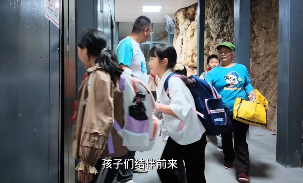 「懸崖電梯」和高空纜車組成的「空中校車」在海外也爆紅。宣威融媒