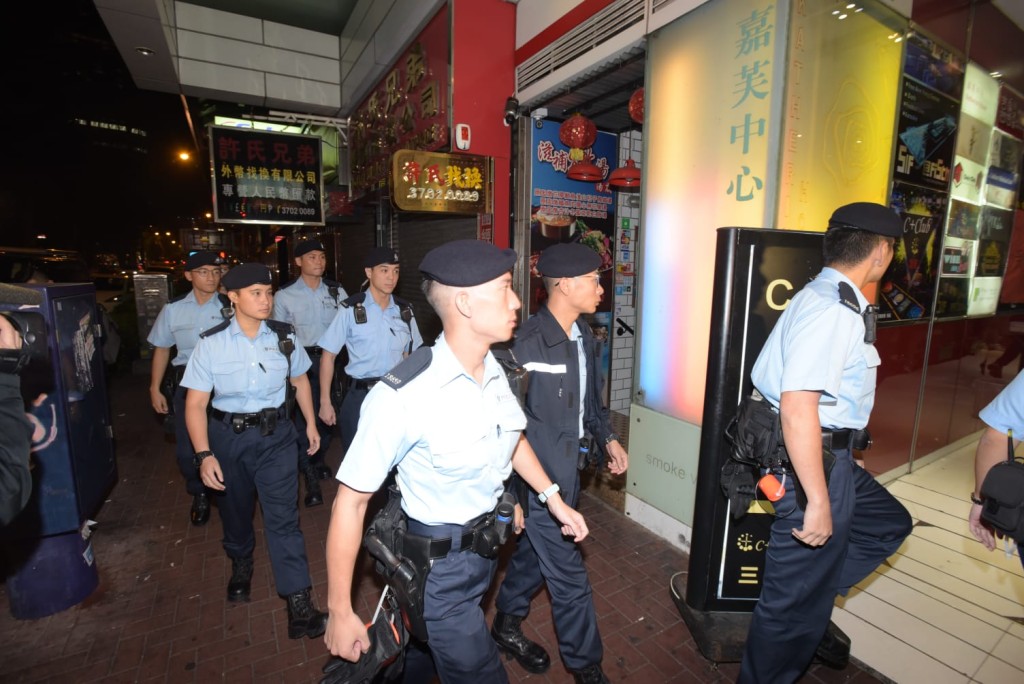 警方搜查嘉芙中心多間酒吧及娛樂場所。