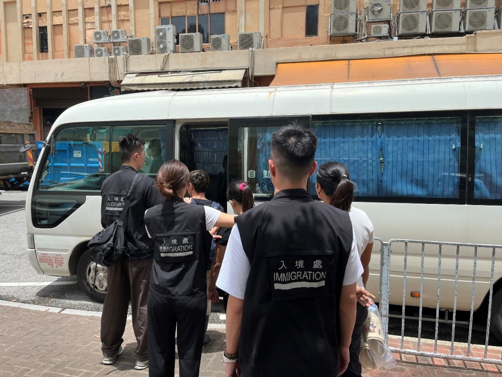 懷疑非法勞工在行動中被捕。政府新聞處圖片