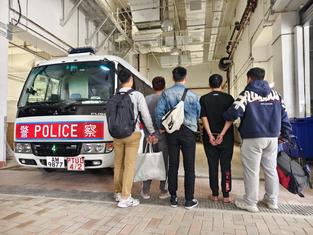 警方聯同入境處及勞工處突擊搜查多個罪案黑點，共拘捕20人。警方提供
