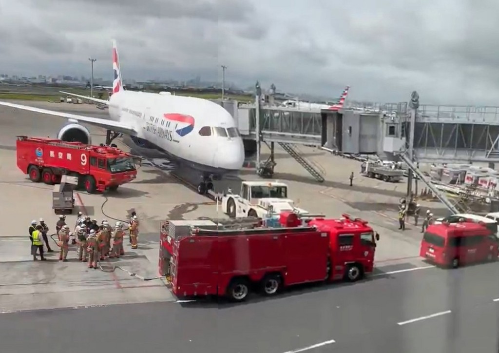 羽田机场内的英国航空班机，起飞前乘客的苹果iPhone突起火冒烟，所幸没有酿成灾害。X@denjiha_yabaiyo