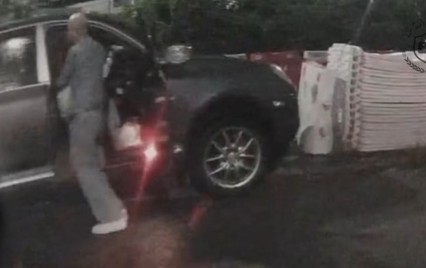 光頭漢欲推女伴回車廂。fb香港馬路炸彈資料庫影片截圖