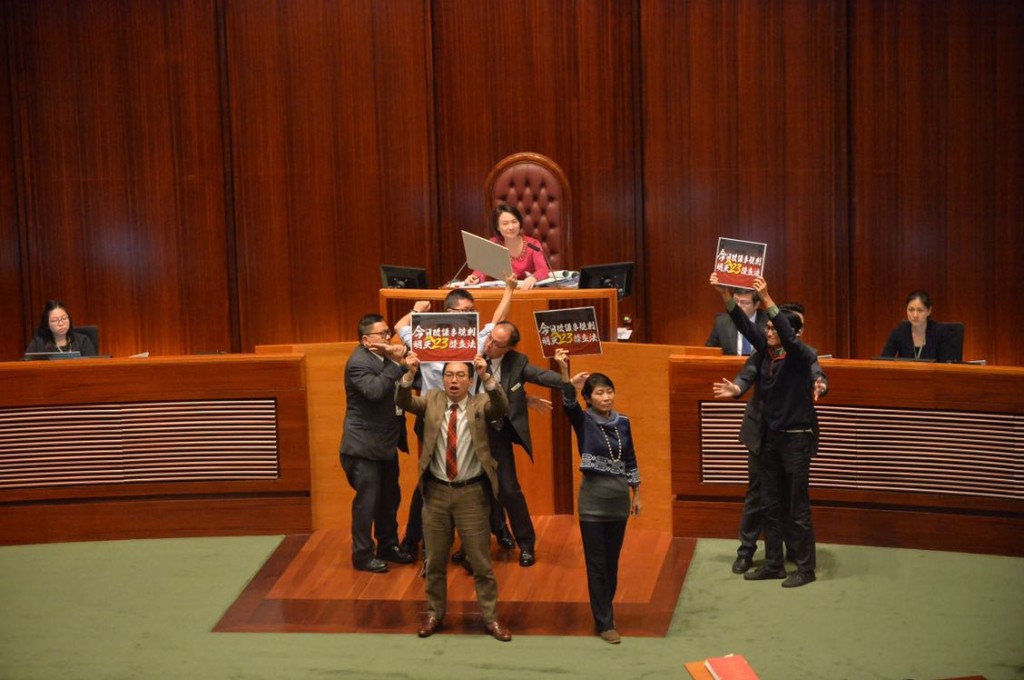 民主派議員示威。