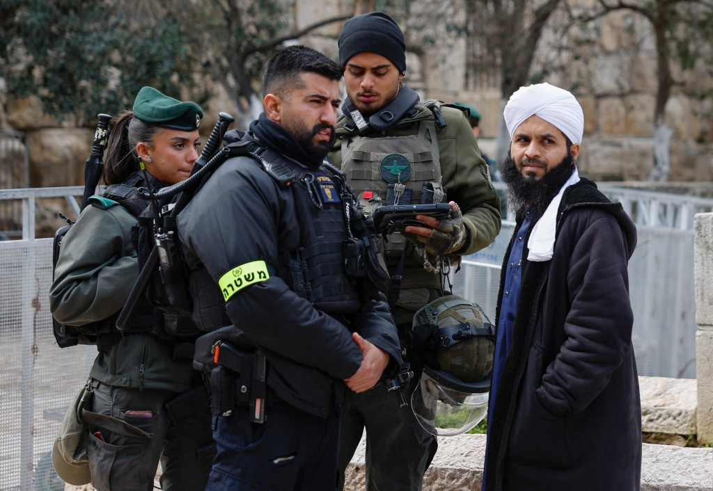 保安局今日（28日）在保安局外遊警示制度網站，更新對伊朗及以色列發出的紅色外遊警示。路透社圖片