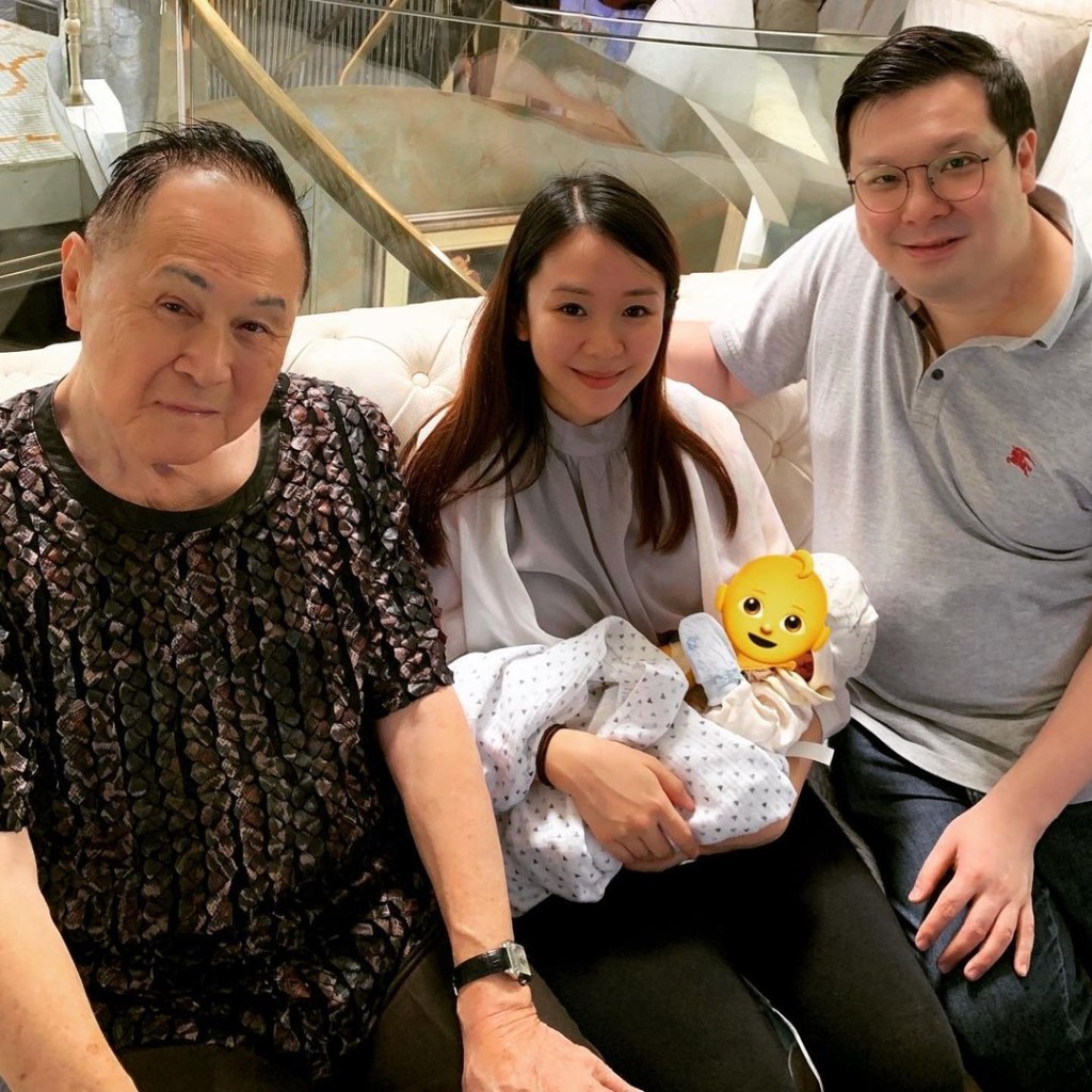 趙式浩與新聞小花廖康如2020年結婚，誕下大仔Adrian，今年再誕下細仔Rian，更貼出三代同堂合照。