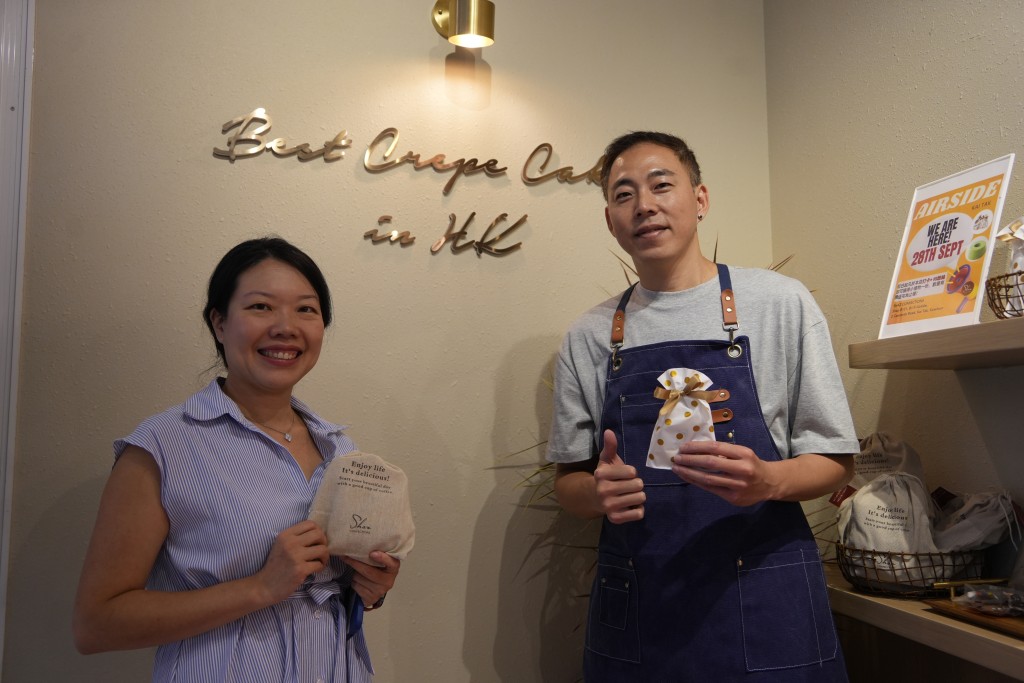 經營西式蛋糕生意的韓小姐(左)相信商場在長假期間會有不少訪客。吳艷玲攝