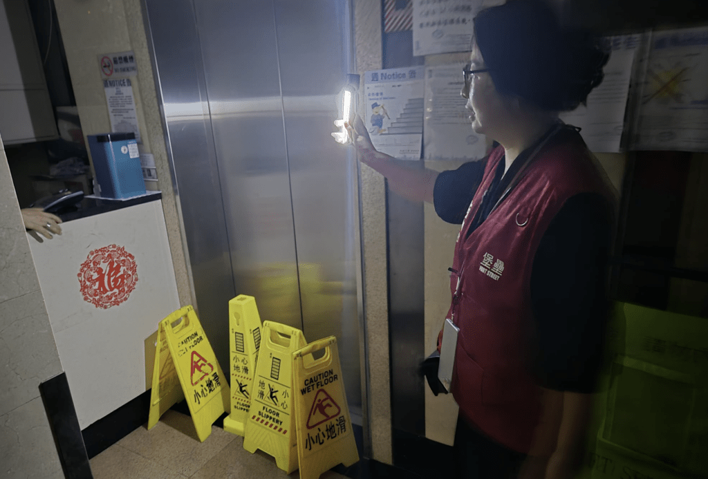 北角爆街喉浸電錶房,英皇道堡壘街明園西街多幢大廈停水,明苑中心停電。梁熙fb 北角爆街喉浸電錶房,英皇道堡壘街明園西街多幢大廈停水,明苑中心停電。梁熙fb