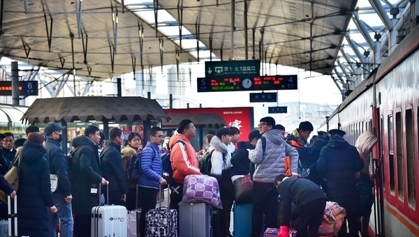 1月20日,天津站站台旅客正在陸續乘車。新華網 1月20日,天津站站台旅客正在陸續乘車。新華網