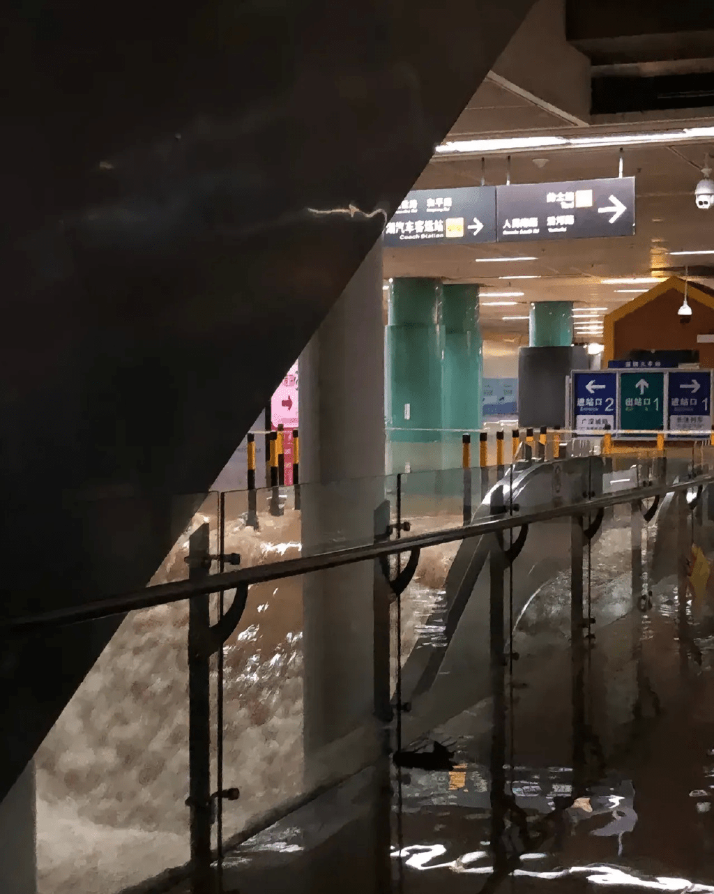 罗湖关口岸对出，深圳火车站负一樱，水浸情况严重，扶手电梯都被淹了。