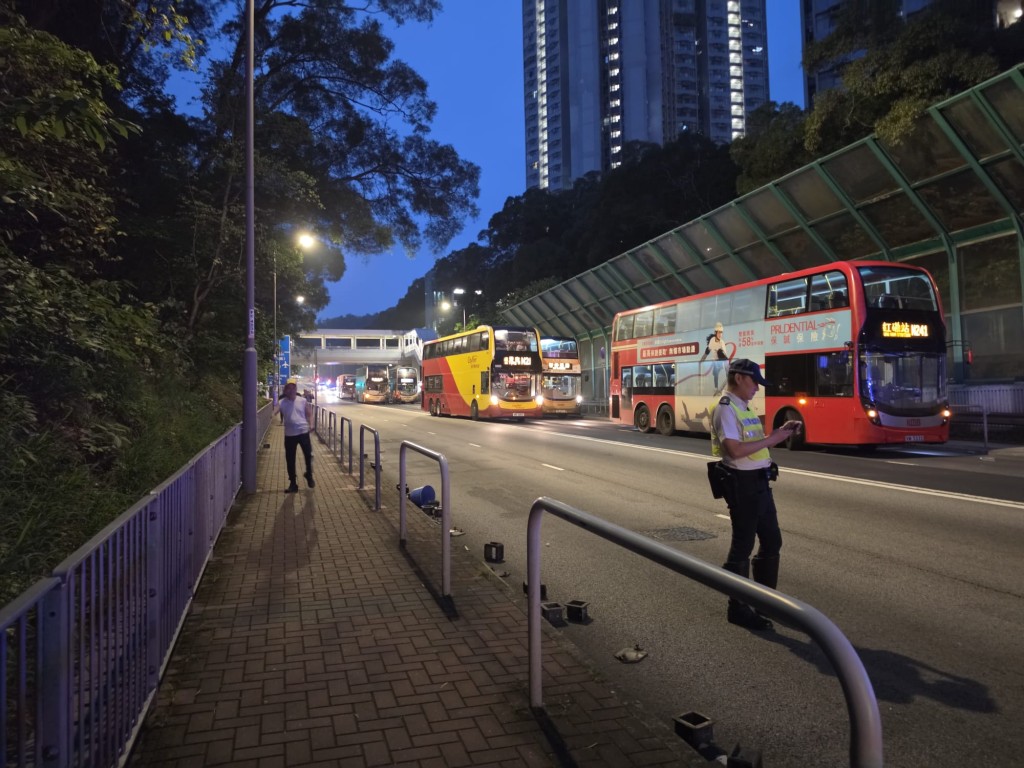 運輸署於清晨5時35分宣布，青衣西路來回方向介乎楓樹窩路與青康路之間全線封閉，駕駛人士需改用其他道路。網上圖片