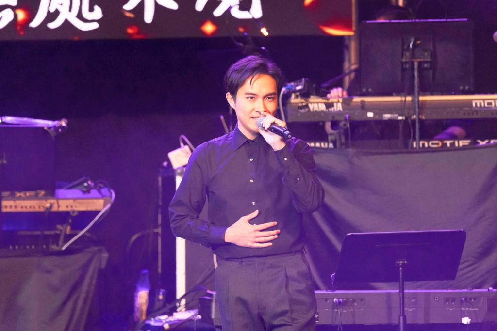 兒子區昕進（Adrian）亦有上台唱歌。