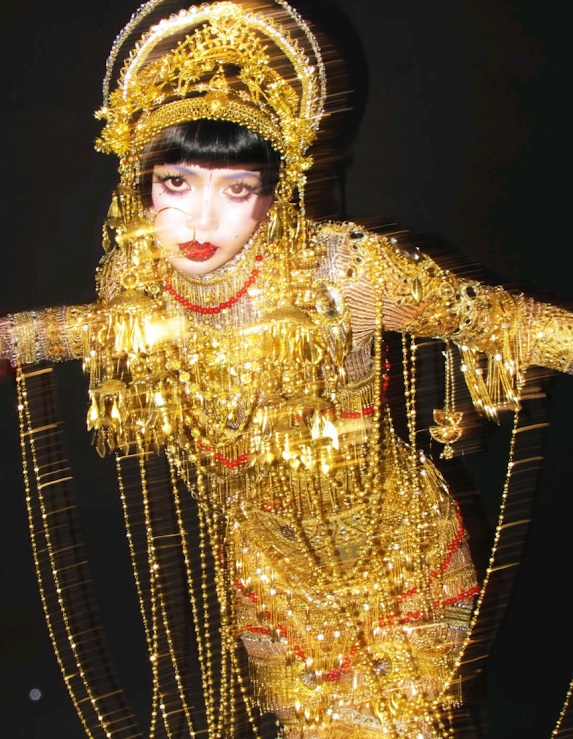 Lisa穿上一身金裝,化上妖艷妝容,扮演《愛x死x機器人》中的水中女妖「吉巴羅」。 Lisa穿上一身金裝,化上妖艷妝容,扮演《愛x死x機器人》中的水中女妖「吉巴羅」。