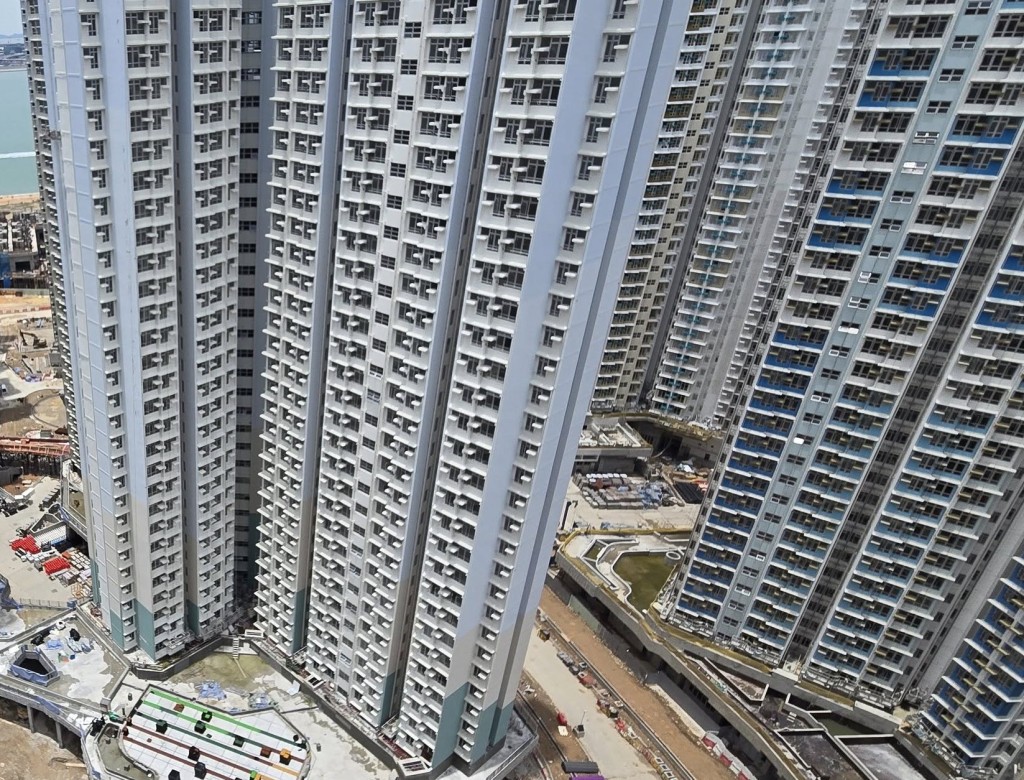 翔東邨位於東涌迎東路，是東涌東填海區首 兩條興建的屋邨之一。即是說，未來的東涌 東站正位於翔東邨附近，而且現場還有鄰近 機場和港珠澳大橋香港口岸的優勢。fb「公屋討論區 - 香港facebook群組」截圖