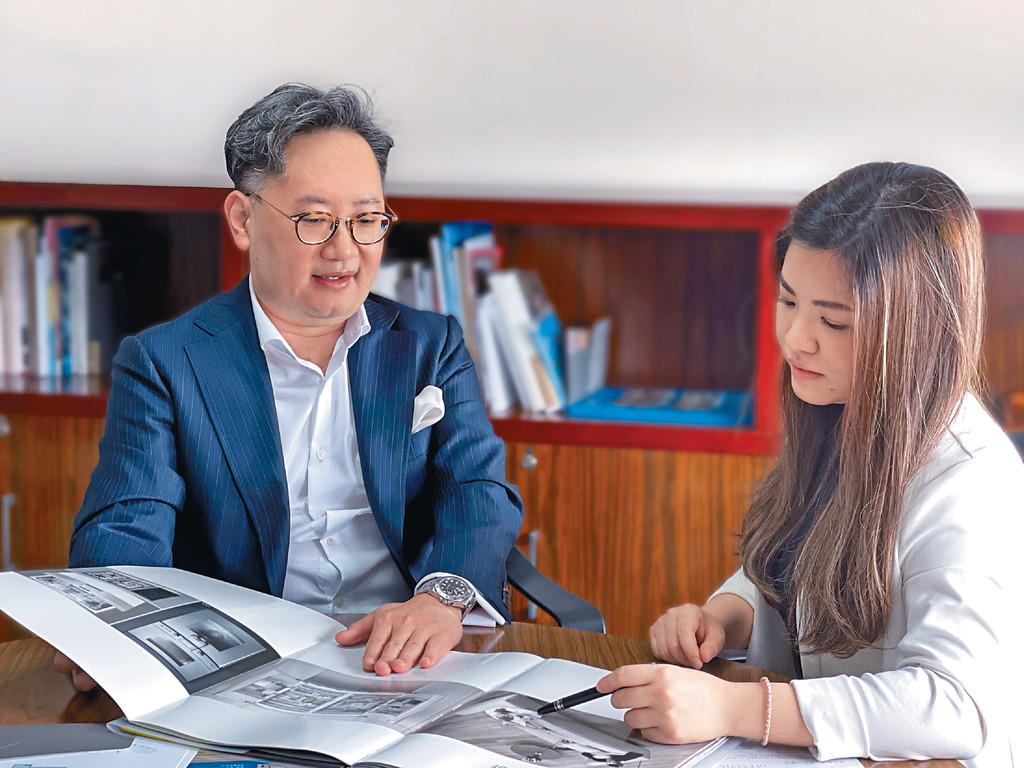 ■楊景輝與管理培訓生源翠盈(右)目前在廣州工作。
