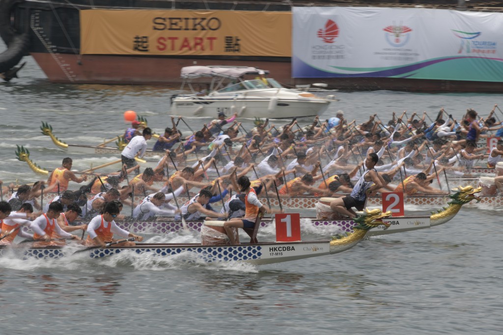 香港國際龍舟邀請賽在尖東海濱舉行第二天的賽事。陳浩元攝