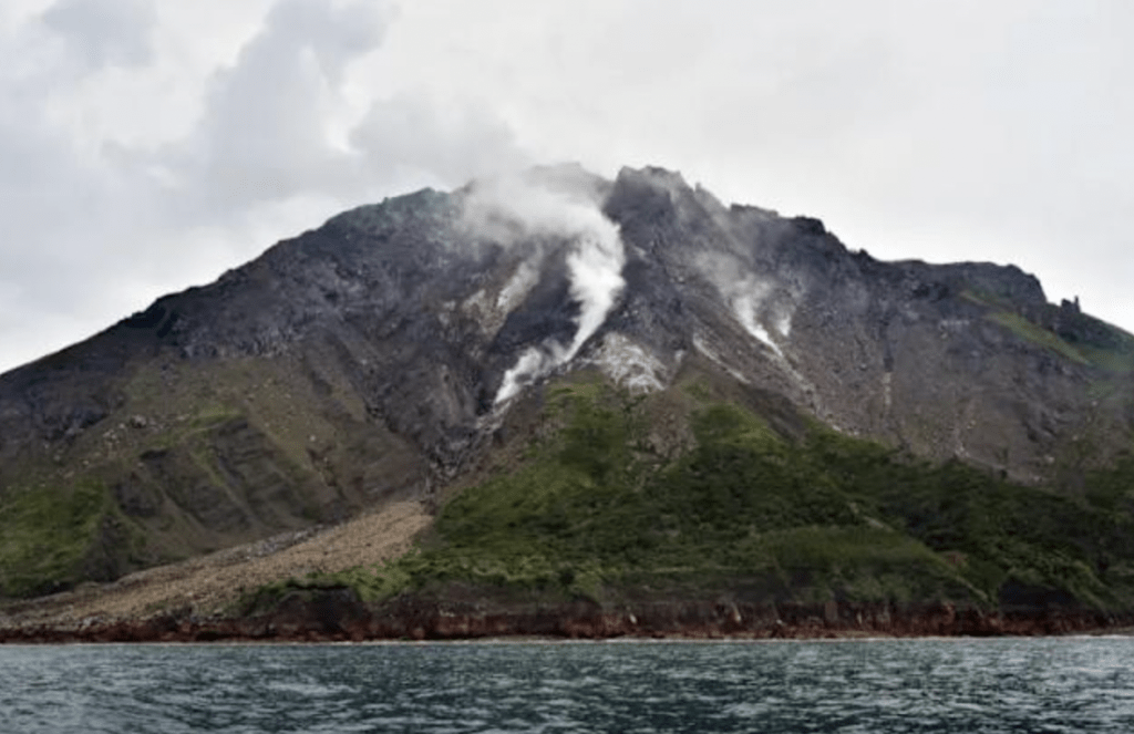 鹿兒島縣吐噶喇列島頻頻地震，圖為鹿兒島三島村硫磺島。美聯社