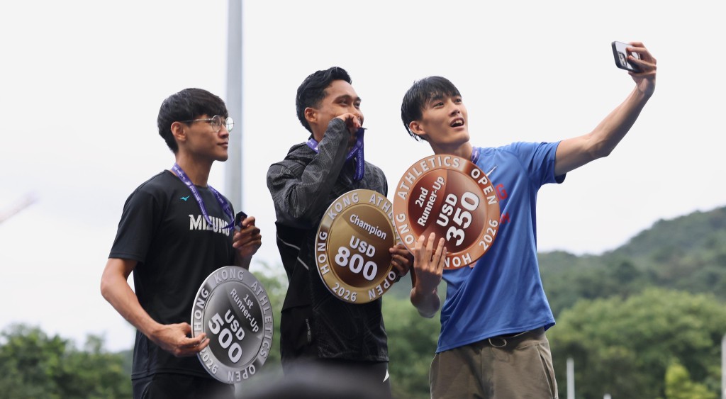 陳俊浩(右一)主動跟冠、亞軍自拍。徐嘉華攝 陳俊浩(右一)主動跟冠、亞軍自拍。徐嘉華攝