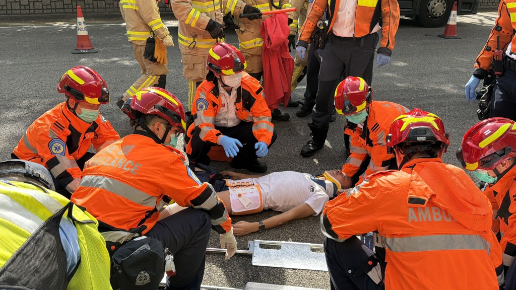 鐵騎士受傷獲救，戴上頸箍送院治理。