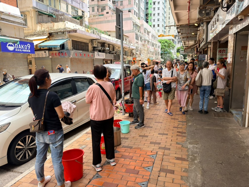 東大街有大批居民等候水車取水。 東大街有大批居民等候水車取水。