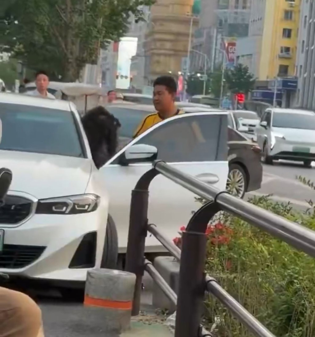 湖南開門殺女司機嘴硬拒認錯，外賣哥交警面前開車撞報復。X
