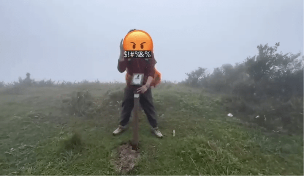 操普通話男子將標距柱拔起。 操普通話男子將標距柱拔起。